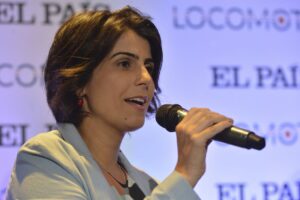 Manuela D’Ávila tem dados adulterados em cartão de vacinação do SUS pela segunda vez