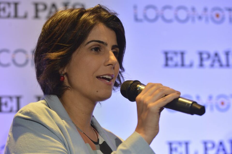 Manuela D’Ávila tem dados adulterados em cartão de vacinação do SUS pela segunda vez