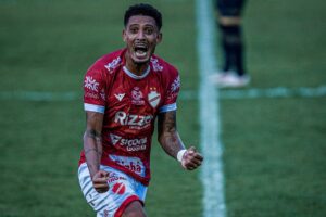 Willian Formiga comemora com a camisa do Vila Nova