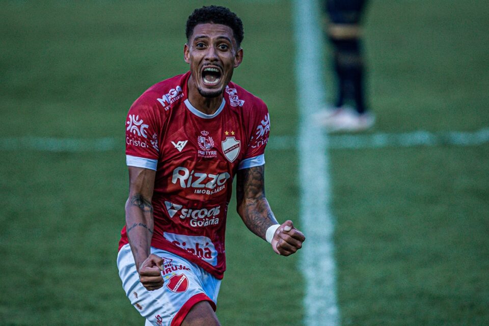 Willian Formiga comemora com a camisa do Vila Nova