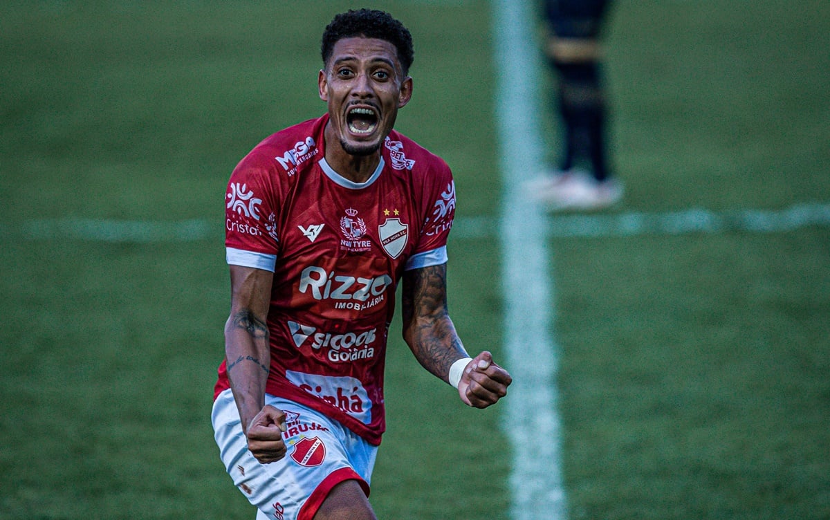 Willian Formiga comemora com a camisa do Vila Nova