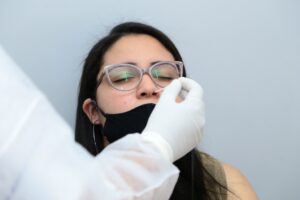 O Estado de Goiás bateu recorde ao registrar 8.263 mil casos de Covid-19 em 24h. Os dados são da Secretaria da Saúde (SES), na terça-feira. (Foto: SecomAparecida)