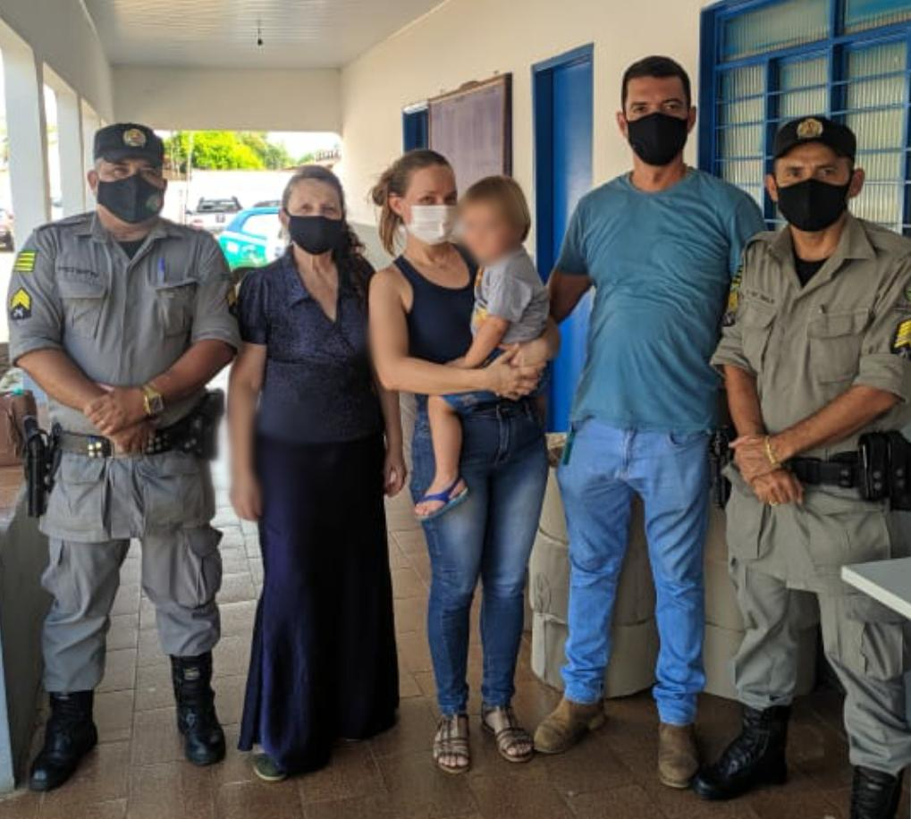 Policiais salvam criança engasgada em Santa Terezinha e recebem agradecimento da família