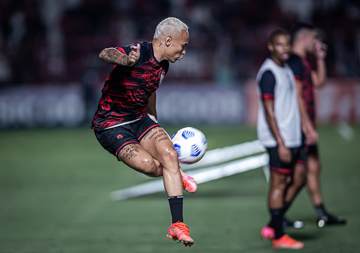 Janderson domina a bola de letra