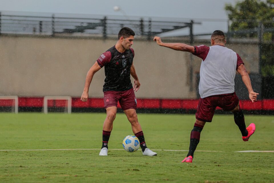 Atacante Brian Montenegro durante um treinamento