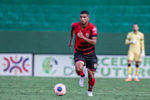 Pereira em ação pelo Atlético Goianiense