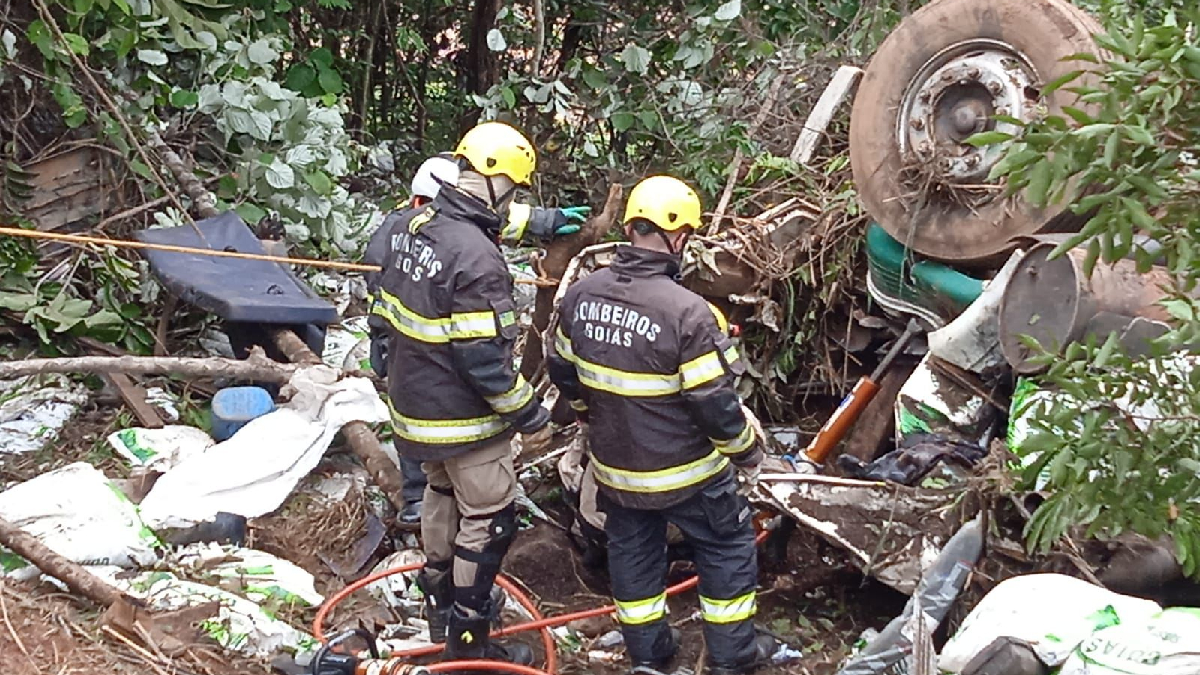 Capotamento mata uma pessoa e deixa outras duas feridas na GO-154, em Pilar de Goiás