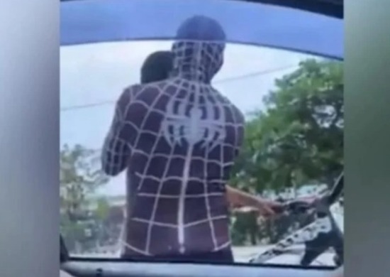 Homem-Aranha enforca e derruba garoto após sair de trem da alegria, em Minas Gerais