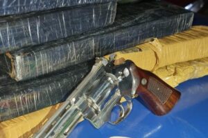 Peças de maconha e revólver foram apreendidos. (Foto: Divulgação/3º CRPM)