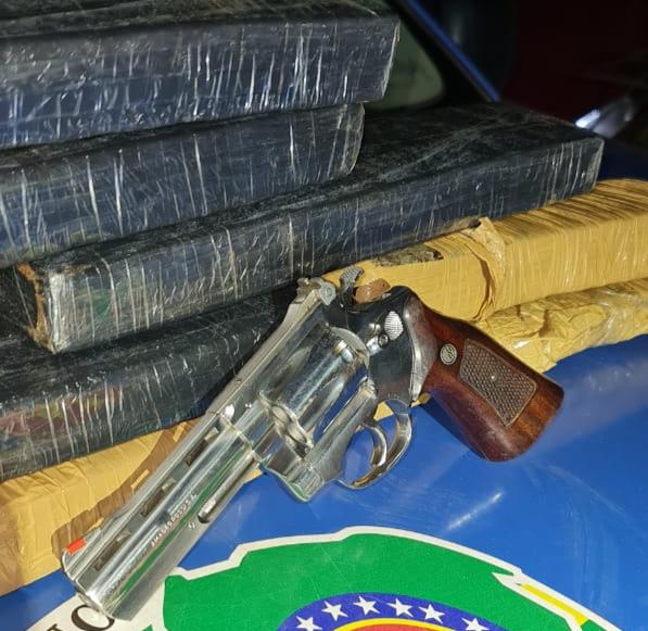 Peças de maconha e revólver foram apreendidos. (Foto: Divulgação/3º CRPM)