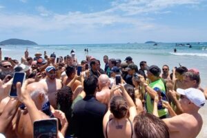 De férias, Bolsonaro causa aglomeração em praia de Santa Catarina