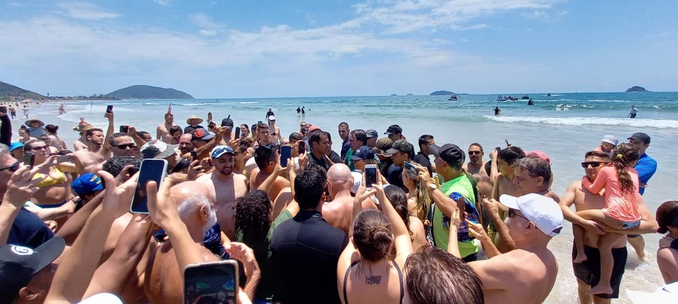 De férias, Bolsonaro causa aglomeração em praia de Santa Catarina