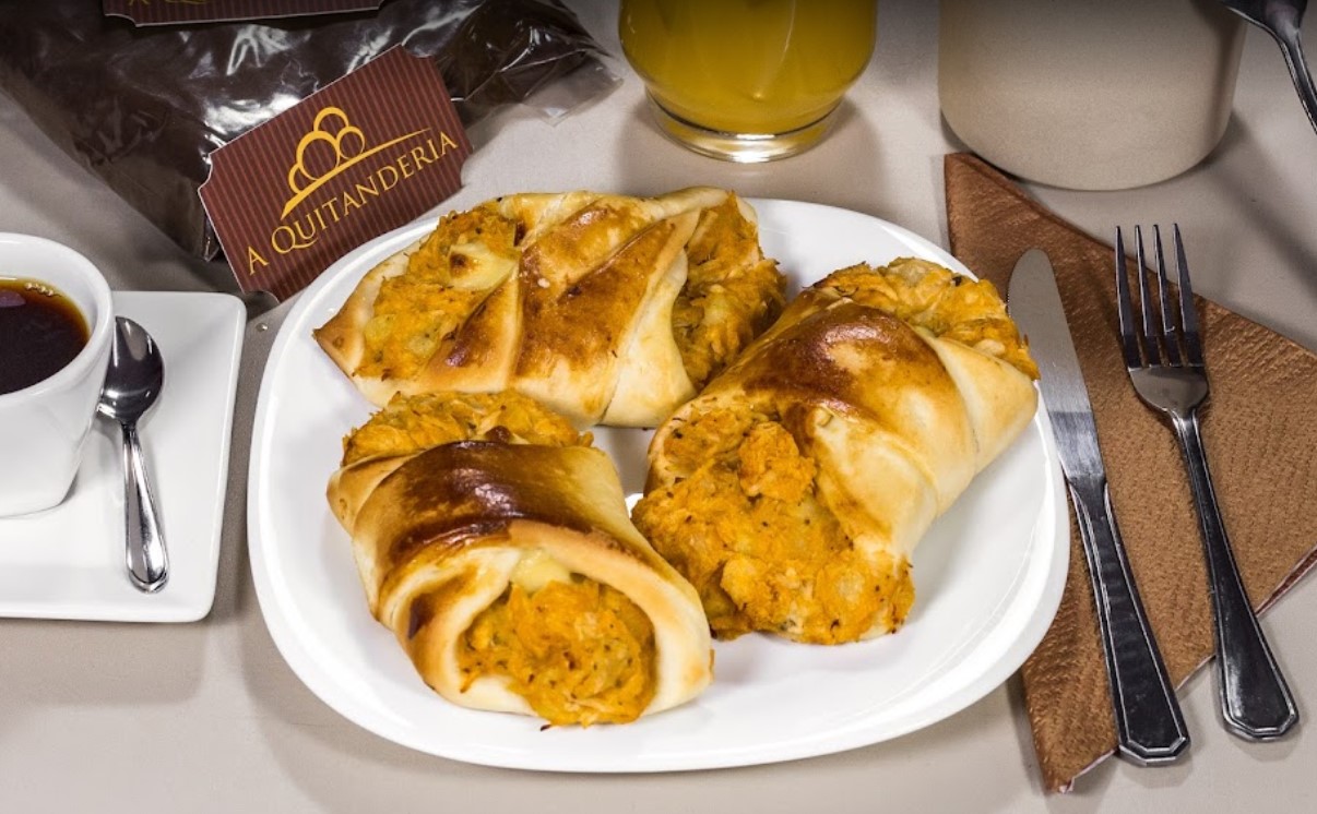 a casa também serve variedade de salgados