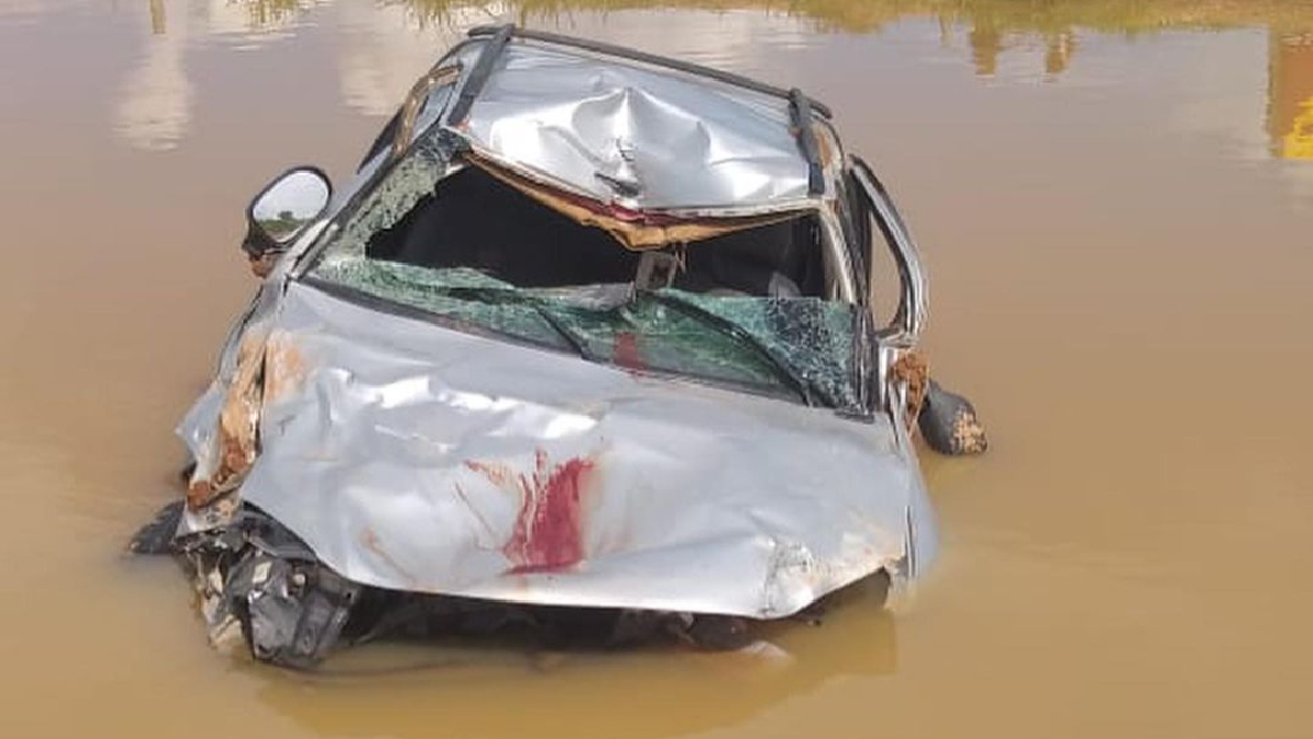 Após capotar, carro fica submerso em represa em Niquelândia