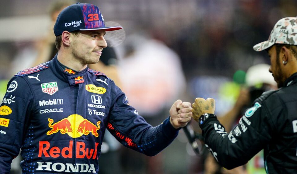 Max Verstappen cumprimentando Hamilton após o treino