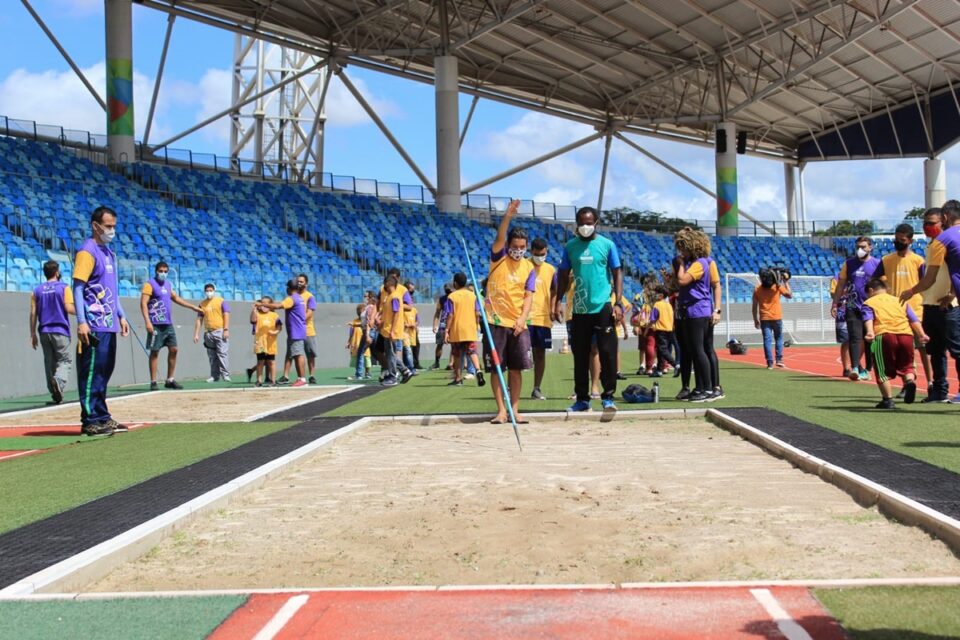 Jovens durante oficina de atletismo no Festival Paralímpico