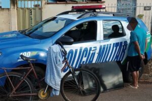 Bicicleta utilizada no furto e televisão foram apreendidos pela PM. (Foto: Divulgação/Polícia Militar)