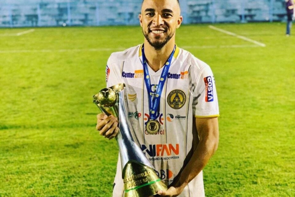 Adriel com a taça de campeão da Série D