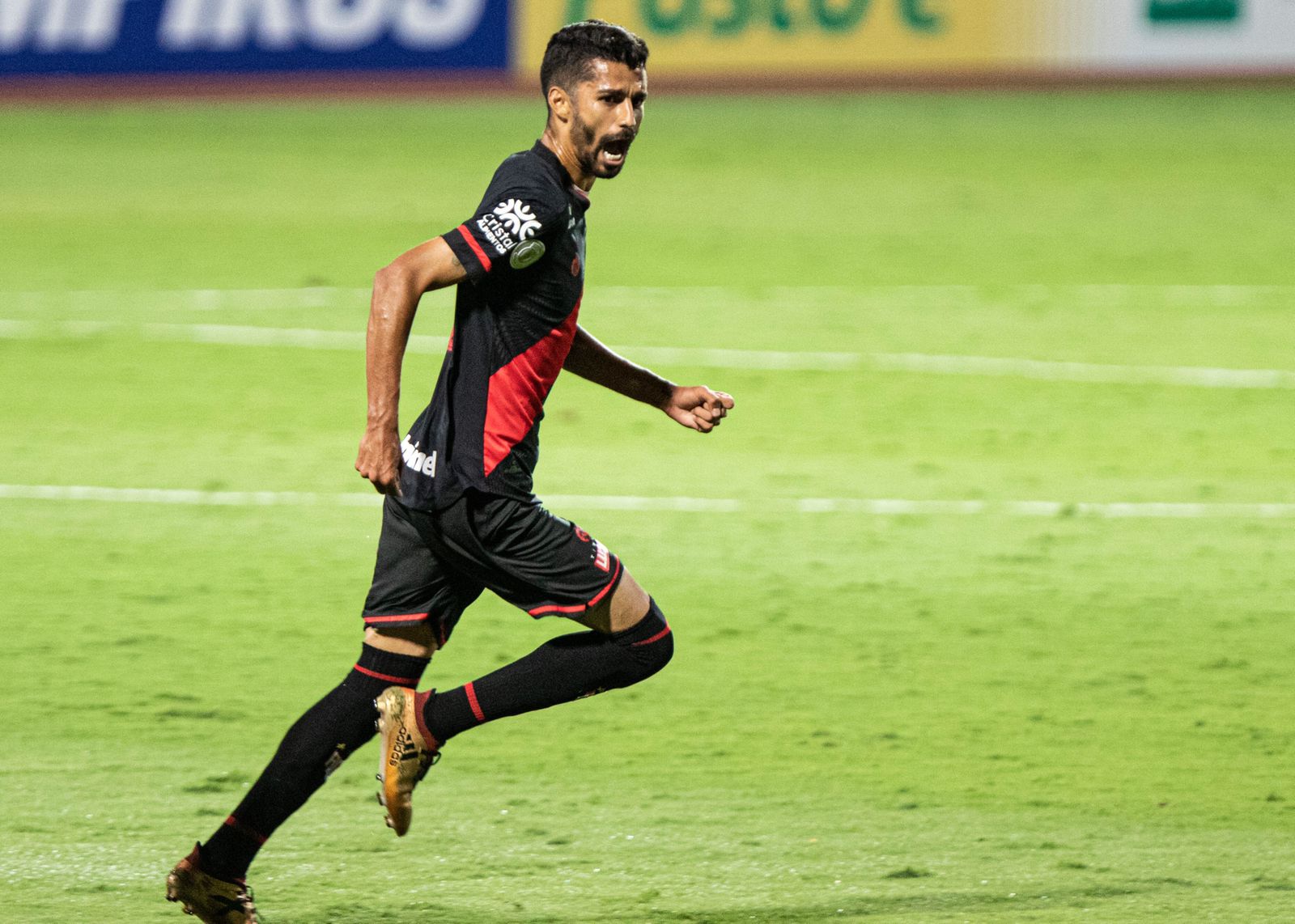 Jorginho comemorando gol marcado pelo Atlético Goianiense