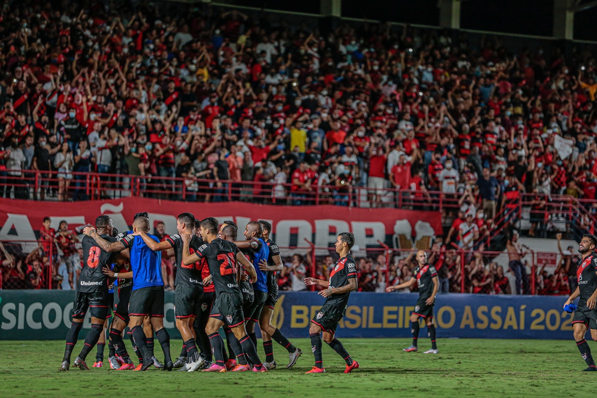 Jogadores do Atlético Goianiense comemoram frente a torcida