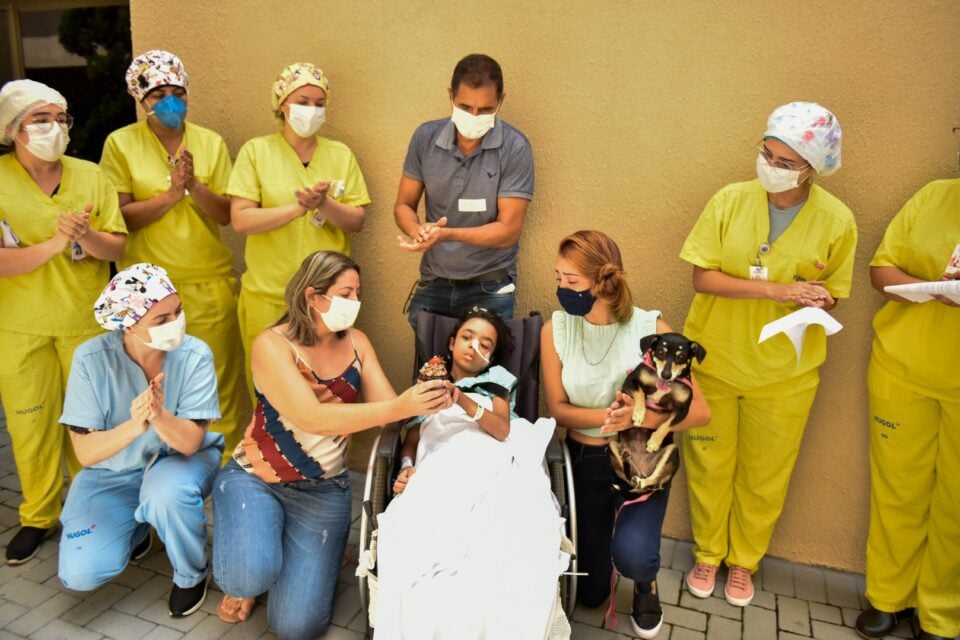 A criança atropelada na Vila Mutirão recebeu, no final da última semana, a família e a cachorrinha para comemorar seu aniversário. (Foto: divulgação/Hugol)