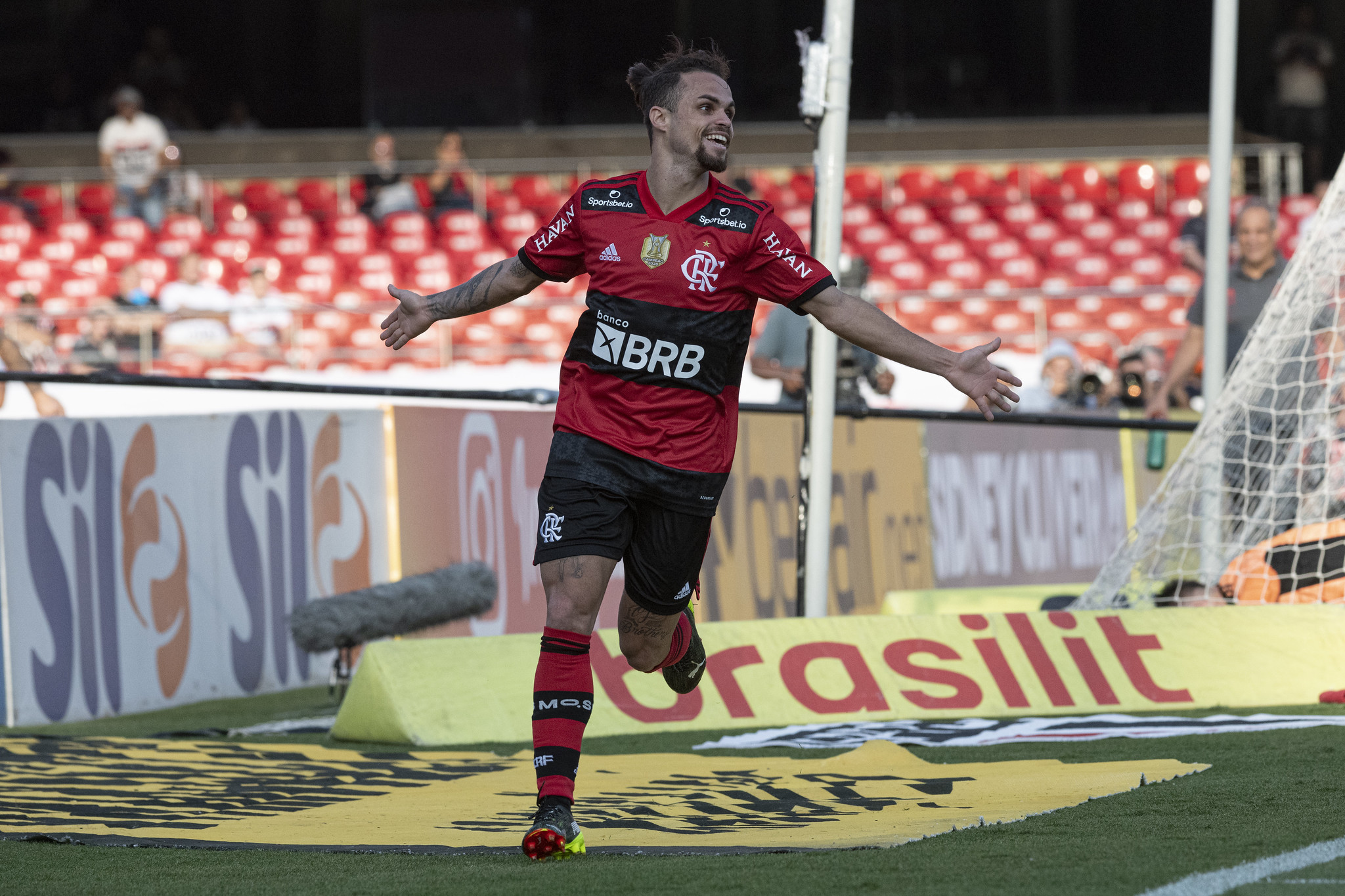 Michael comemorando o gol marcado contra o São Paulo