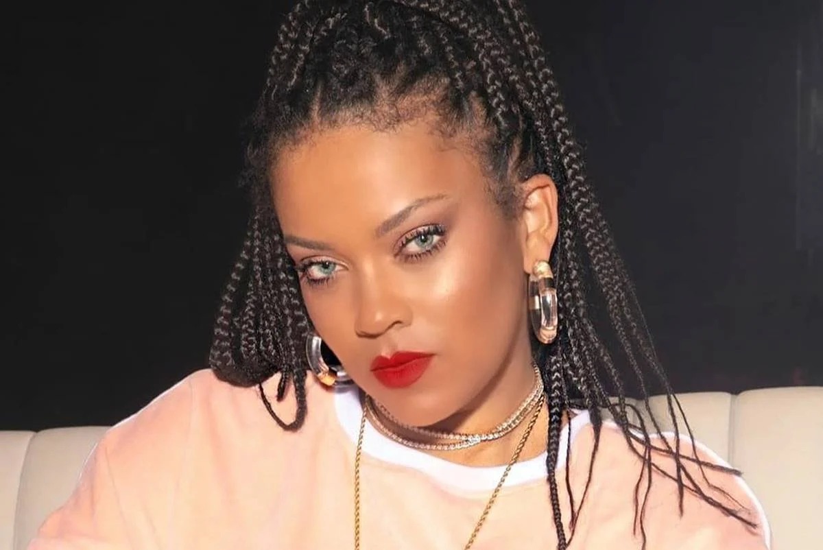 Priscila Beatrice estava fazendo cover da cantora quando a aglomeração começou. Sósia brasileira de Rihanna causa tumulto na Bélgica: vídeo