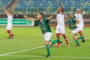 Dimba comemorando um gol na final contra o Vila Nova
