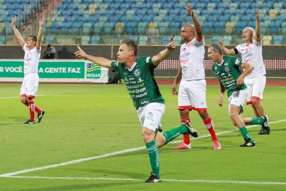 Dimba comemorando um gol na final contra o Vila Nova