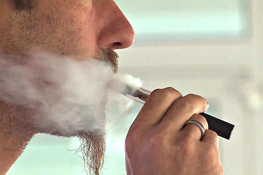cigarro Cientistas avaliaram dados de mais de 13 mil homens, com 20 anos ou mais. Uso de vaper dobra as chances de disfunção erétil, diz estudo