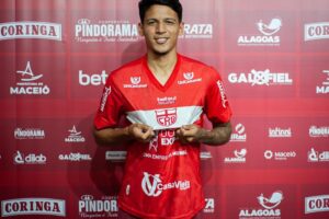 Zagueiro Caetano durante passagem no CRB