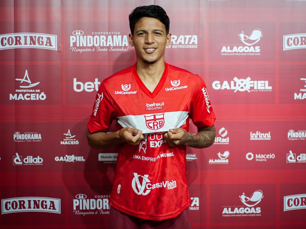 Zagueiro Caetano durante passagem no CRB