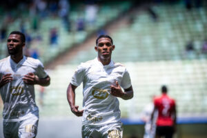 Vitor Leque comemorando gol contra o Brasil de Pelotas
