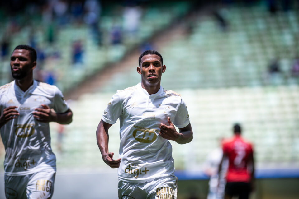 Vitor Leque comemorando gol contra o Brasil de Pelotas