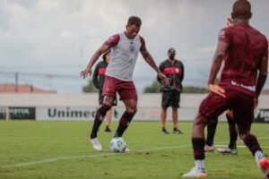 Wanderson durante treinamento pelo Atlético-GO