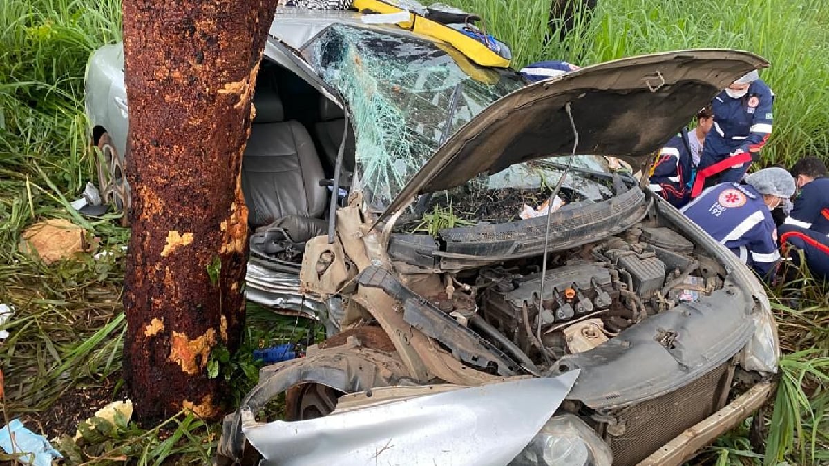 Em meio à chuva, carro capota e bate contra árvore na BR-153, em Rialma