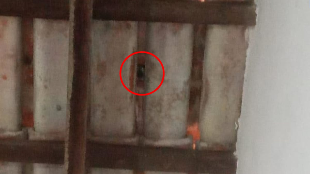 Visão do teto do quarto, possível de ver a câmera escondida (Foto: Divulgação – PC)