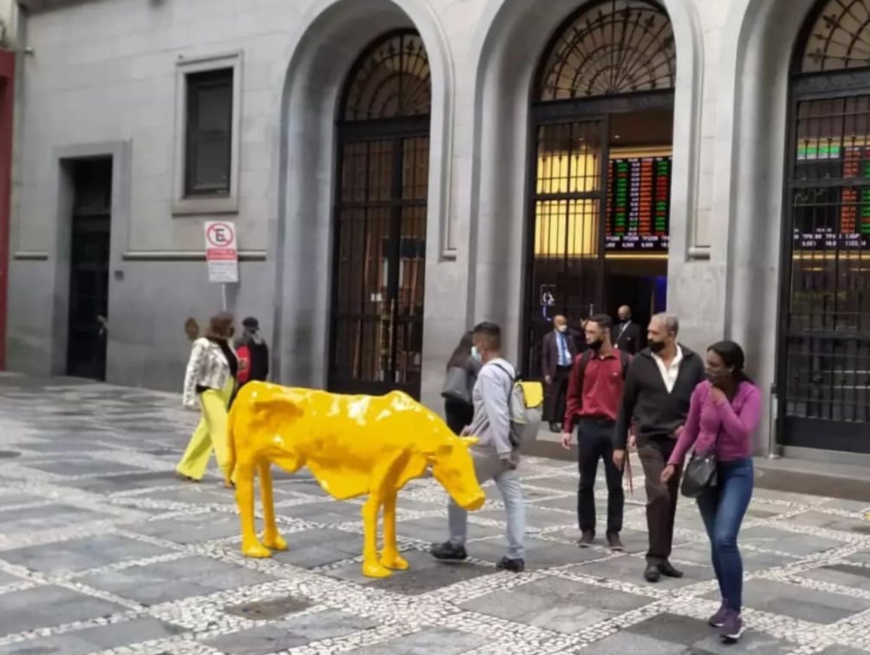 Estátua de vaca magra é removida da Bolsa de São Paulo