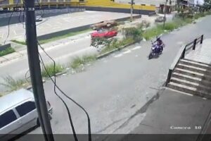 Veículo descontrolado cai sobre Camaro e deixa nove feridos em Minas Gerais - Veja o vídeo