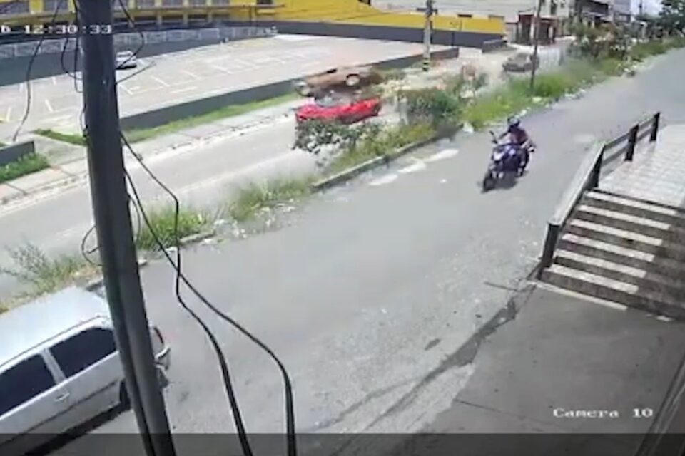 Veículo descontrolado cai sobre Camaro e deixa nove feridos em Minas Gerais - Veja o vídeo