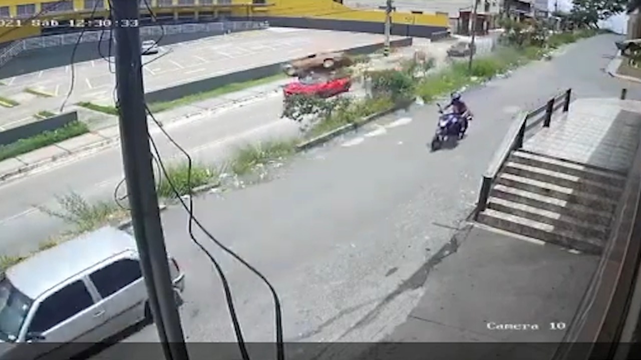 Veículo descontrolado cai sobre Camaro e deixa nove feridos em Minas Gerais - Veja o vídeo