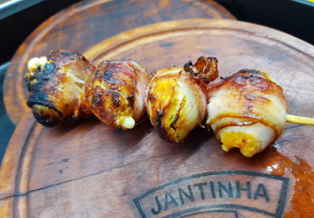 Espeto de frango com bacon da Jantinha Entre Amigos, opção para pedir jantinha em Goiânia
