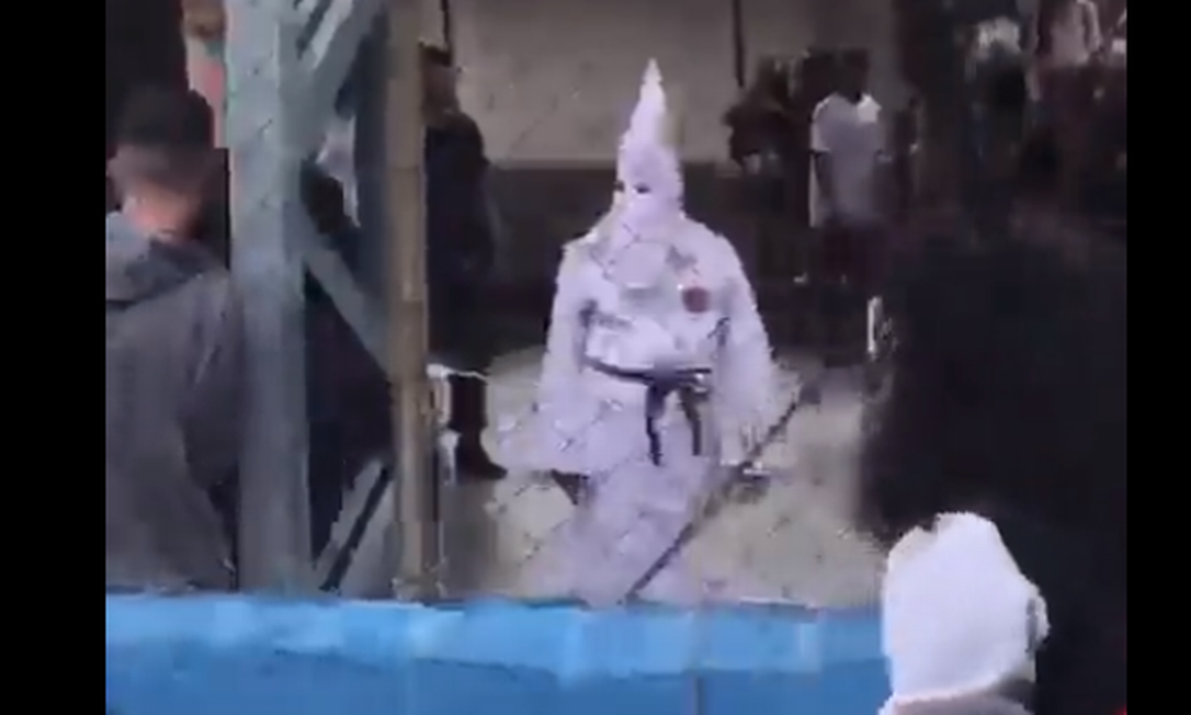 Grupo defende punição para professor que usou roupa da Ku Klux Klan em escola de São Paulo