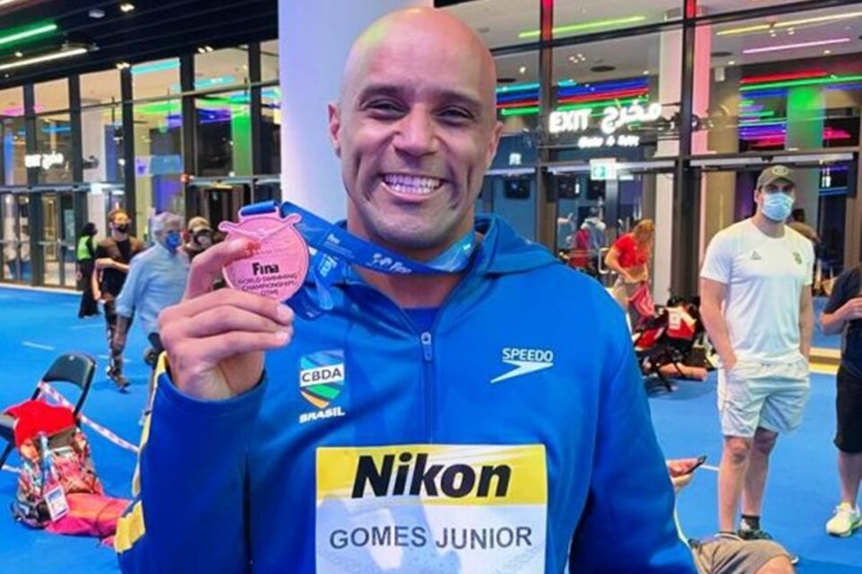 João Gomes Júnior com a medalha de bronze conquistada no Mundial