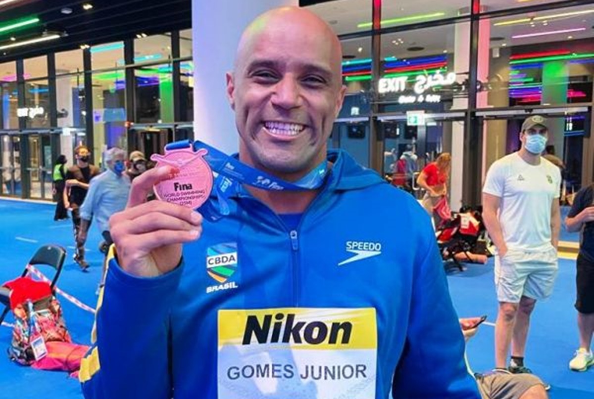 João Gomes Júnior com a medalha de bronze conquistada no Mundial