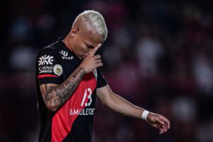 Janderson faz o sinal da cruz com a camisa do Atlético Goianiense