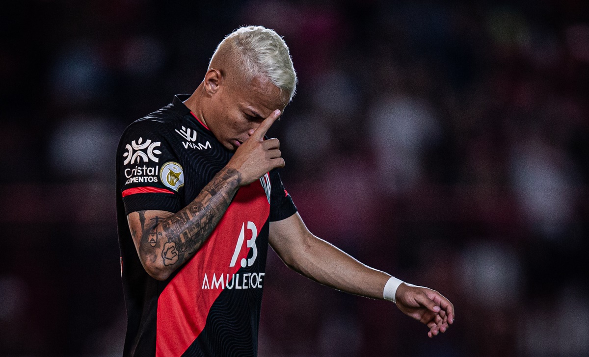 Janderson faz o sinal da cruz com a camisa do Atlético Goianiense