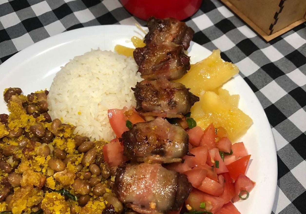 espetinho acompanhado de arroz, mandioca, feijão tropeiro e vinagrete 