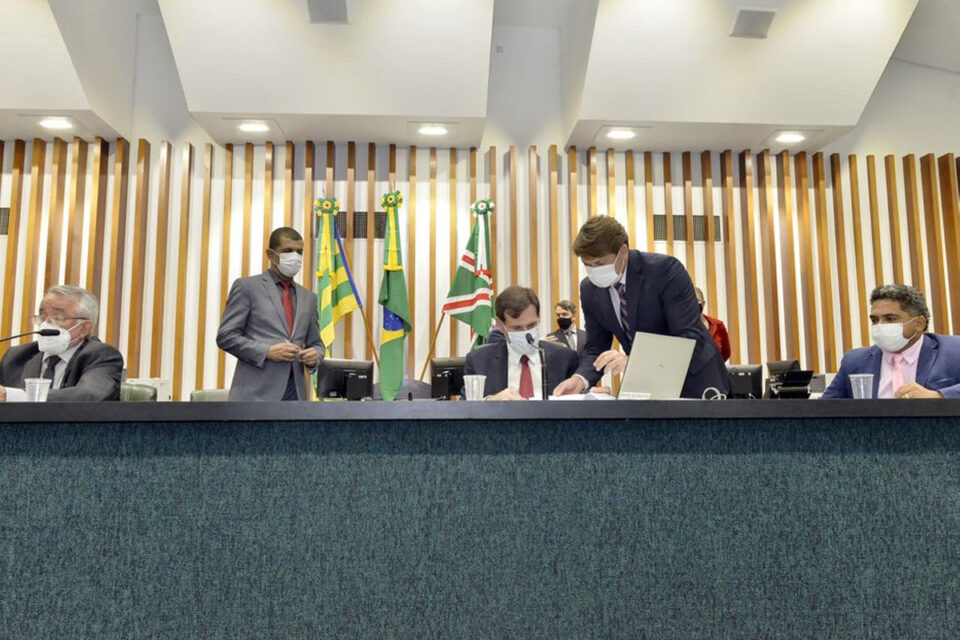 Governo de Goiás retira de pauta projeto para mudança do 13º