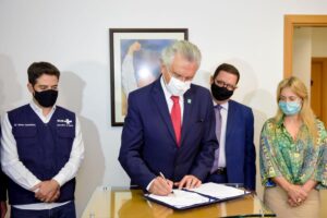 Governador Ronaldo Caiado assina termo de ajuste de gestão para pagamento de dívidas da gestão anterior com saúde nos municípios (Foto: Governo do Estado)